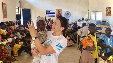 Ελένη Ντινώρη:  Ταξίδι αγάπης και προσφοράς στο μακρινό Καμερούν για την Κώα «εθελόντρια καρδιάς»