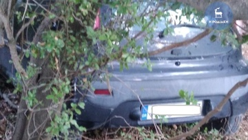 Οδηγός έχασε τον έλεγχο του οχήματος, βγήκε εκτός δρόμου και σφηνώθηκε ανάμεσα σε δέντρα