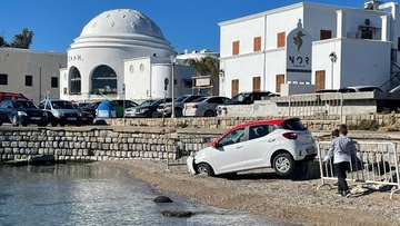 Ρόδος: Αντί να πατήσει φρένο, πάτησε… γκάζι και βρέθηκε στη θάλασσα