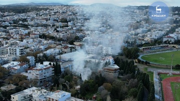 Συμβαίνει τώρα: Φωτιά ξέσπασε σε ακατοίκητο κτήριο στην οδό Κοδριγκτώνος 