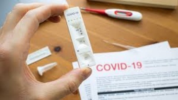 "Βγήκε θετικό το test, τι κάνω;" – Ερωτήσεις και απαντήσεις από τον ΕΟΔΥ