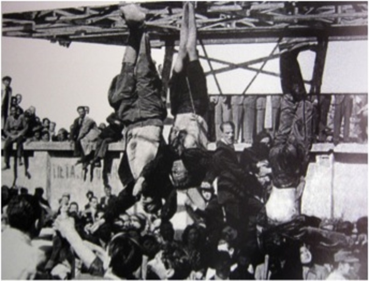 Τα πτώματα των Μουσολίνι  και Πετάτσι εκτεθειμένα στην πλατεία Λορέτο του Μιλάνου (28.4.1945) 