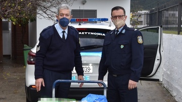 Είδη πρώτης ανάγκης προσφέρουν στα ιδρύματα οι αστυνομικοί Ρόδου και Κω