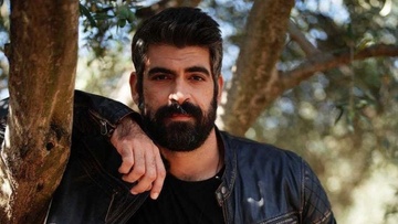 Μανώλης Κλωνάρης: Ο ταλαντούχος Ροδίτης ηθοποιός μιλάει στη «Ροδιακή» για τις τηλεοπτικές του επιτυχίες 