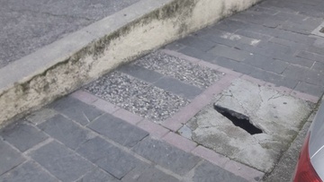 Την τρύπα δεν την βλέπουν οι αρμόδιοι;