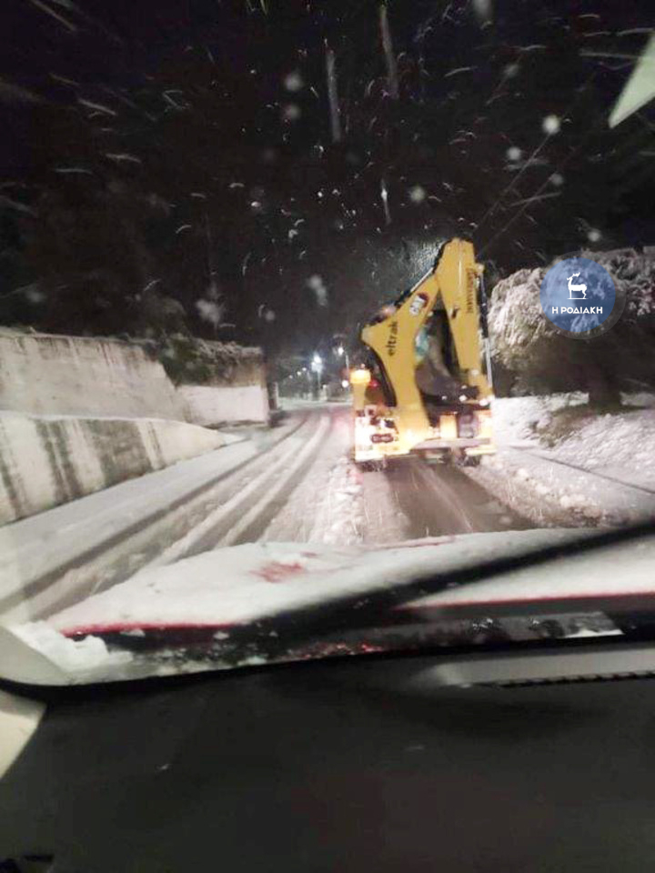 Μηχανήματα του δήμου επιχειρούσαν διάνοιξη του δρόμου, ο οποίος είχε κλείσει από το χιόνι  από τον Έμπωνα προς Ρόδο χθες αργά το βράδυ