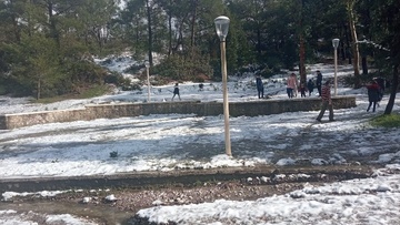 Γέμισε με κόσμο που απολαμβάνει χιόνια ο Άγιος Σουλάς