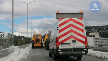 Συνεχής η προσπάθεια για να απομακρυνθούν τα χιόνια στη Ρόδου- Λίνδου
