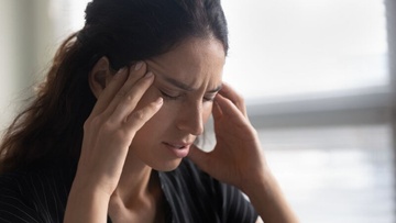 Συχνές ημικρανίες: Για ποιες παθήσεις πολλαπλασιάζουν τον κίνδυνο