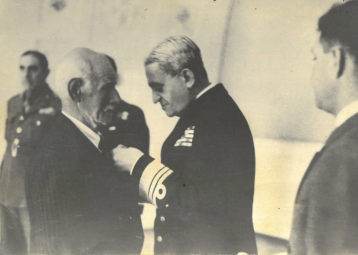 Ο Γεώργιος Σουσούδης παρασημοφορείται από τον Στρατιωτικό Διοικητή Δωδεκανήσου αντιναύαρχο Περικλή Ιωαννίδη