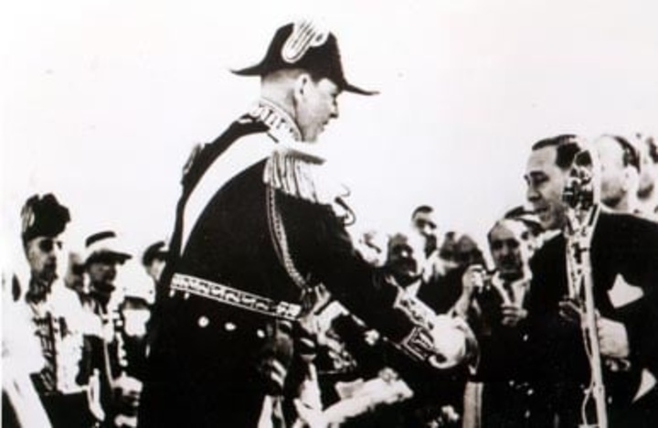 7 Μαρτίου 1948: Ο δήμαρχος Γαβριήλ Χαρίτος απονέμει στον βασιλέα Παύλο το χρυσό κλειδί της πόλης