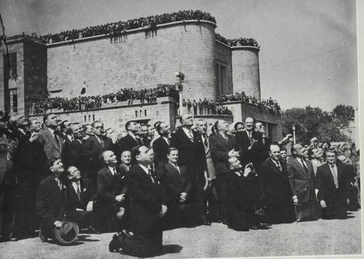 31 Μαρτίου 1947: η στιγμή της έπαρσης της ελληνικής σημαίας. Γονυπετής ο δήμαρχος Γαβριήλ Χαρίτος και όλο το δημοτικό συμβούλιο