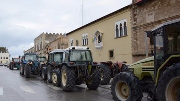 «Ζεσταίνουν» τις μηχανές των τρακτέρ τους οι αγρότες