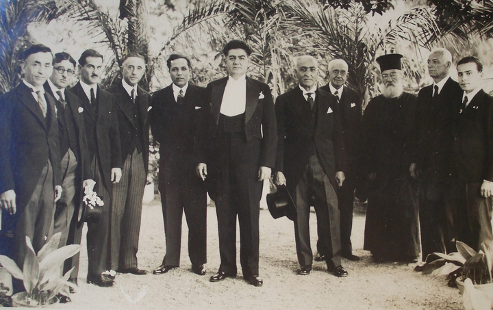 Οι διαπιστευμένοι πρόξενοι διαφορων κρατών στα Ιταλικά νησιά του Αιγαίου, το έτος 1937, σε επίσημη εκδήλωση. Τρίτος από αριστερά διακρίνεται ο πρόξενος της Ελλάδος Γ. Αργυρόπουλος και δεξιά στη φωτό, δεύτερος κατά σειρά ο αναπληρωτής πρόξενος Νικόλαος Καραγιάννης με τον Αρχιερατικό Επίτροπο παπα-Μιχάλη