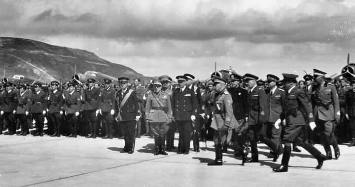 Ο Ντε Βέκκι στο αεροδρόμιο Μαριτσών. Τέλος Μεσοπολέμου 