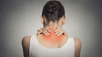 Πόνος στον αυχένα και μούδιασμα στα άκρα: Πότε να ανησυχήσουμε;