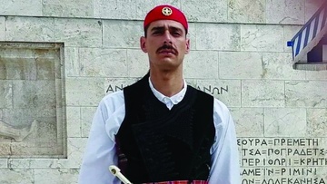Εύζωνες με τη στολή Βρακοφόρου του Αιγαίου