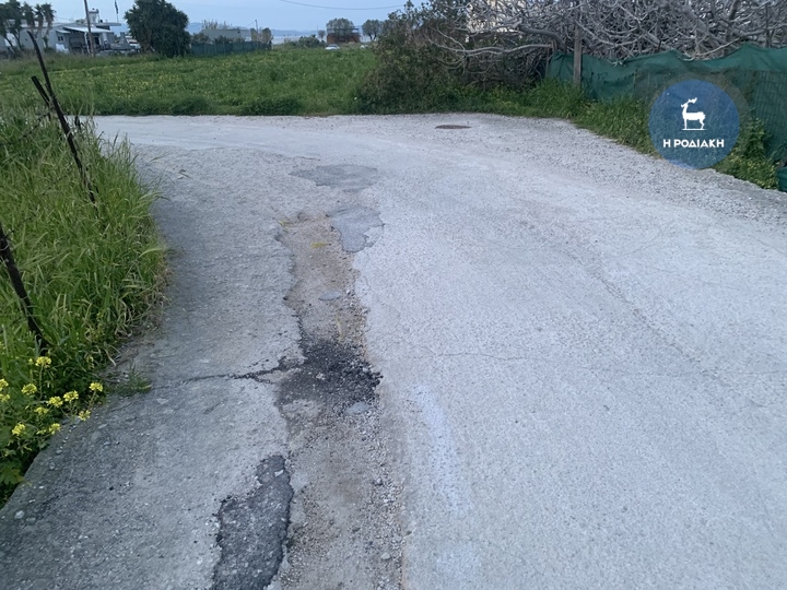 Μπάλωμα με άσφαλτο σε δρόμο της Κρεμαστής , το οποίο αποκολλήθηκε λίγες ημέρες μετά. 