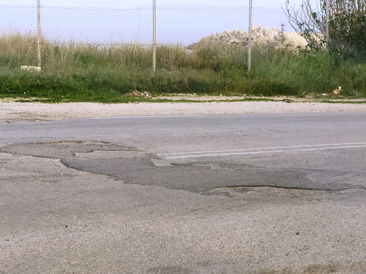 Ο δρόμος προς τη Νέα Μαρίνα, κοντά στους παλιούς «Αλευρόμυλους». Εδώ και χρόνια επισκευάζεται αλλά σε λίγους μήνες οι λακκούβες και πάλι εμφανίζονται.