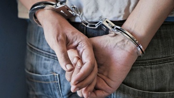 Τούρκος κατηγορείται για τον εγκλωβισμό 19 μεταναστών σε βάρκα