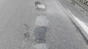 Πότε θα κλείσουν  τις λακκούβες στους δρόμους της Ρόδου;