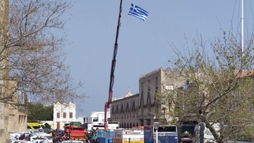 Ύψωσαν την ελληνική σημαία στο κέντρο της Ρόδου!