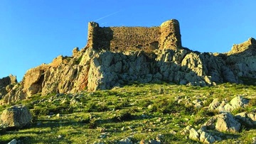 Ρόδος: Τουρίστες έριξαν με κλωτσιές τοιχίο αρχαίου μνημείου της Ρόδου