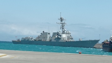 Αμερικάνικο πολεμικό πλοίο στο λιμάνι της Ρόδου