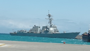 Αμερικάνικο πολεμικό πλοίο στο λιμάνι της Ρόδου