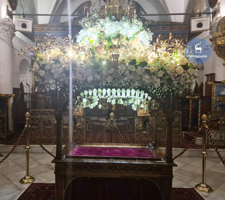 ΙΕΡΟΣ ΝΑΟΣ ΕΙΣΟΔΙΩΝ ΤΗΣ ΘΕΟΤΟΚΟΥ (Νιοχώρι) Σαν κέντημα φαινόταν από μακριά ο στολισμός στον ουρανό  του Επιταφίου των Εισοδίων της Θεοτόκου