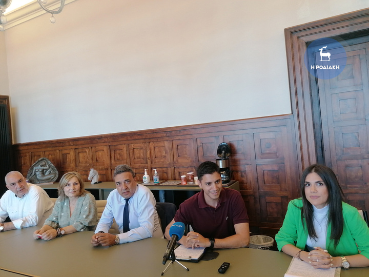 Από αριστερά στη φώτο: ο Χρ. Μπάρδος, η Χ. Γιασιράνη, ο Στ. Δράκος, ο Ν. Μοσχοβάκος και η Σ. Βεργωτή