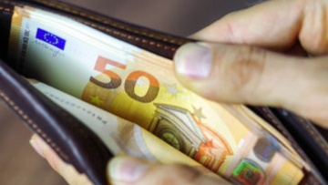 Στα 830 ευρώ ο κατώτατος μισθός – Με τρεις τριετίες φθάνει στα 1.079 ευρώ μεικτά