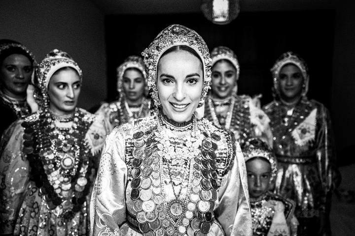 Ιδιαίτερη προβολή στο εξωτερικό έλαβε και η παρακάτω φωτογραφία που τραβήχτηκε το 2016 στην Όλυμπο Καρπάθου χωρίς ιδιαίτερη σκηνοθεσία κατά τη διάρκεια της προετοιμασίας της νύφης