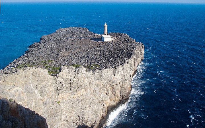 Τα Αντικύθηρα (φωτ.) είναι ένα από τα μικρά νησιά της Μεσογείου όπου ξαποσταίνουν στον δρόμο τους προς την Αφρική μικρά αποδημητικά πουλιά, όπως ο θαμνοφυλλοσκόπος που συναντάται πιο συχνά στην Ελλάδα, αλλά και ο κοκκινοκεφαλάς.  [ΑΓΓΕΛΟΣ ΕΥΑΓΓΕΛΙΔΗΣ / ΕΛΛΗΝΙΚΗ ΟΡΝΙΘΟΛΟΓΙΚΗ ΕΤΑΙΡΕΙΑ]