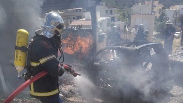 Τεράστιες ζημιές από τη φωτιά στις Καλυθιές: Κάηκαν τρία αυτοκίνητα  και τέσσερις μοτοσυκλέτες