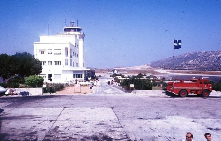 Αεροδρόμιο Μαριτσών. Ήταν τότε το κύριο αεροδρόμιο του νησιού αφού το «Διαγόρας» λειτουργεί από το 1977. (Φωτο: Haney Fred)