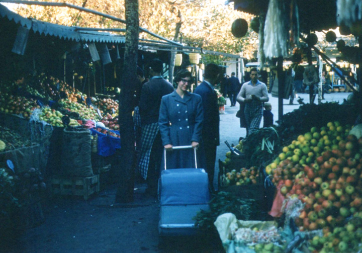 Νεαρή γυναίκα στο Μαντράκι, μέσα στη Νέα Αγορά για φρούτα, λαχανικά κ.α. (Φωτο: Cassell George)