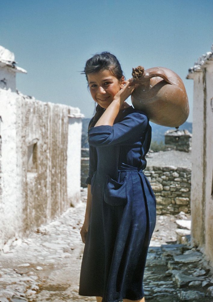 Λίνδος, 1957, ένα νεαρό κορίτσι κουβαλάει νερό στα στενά του νησιού