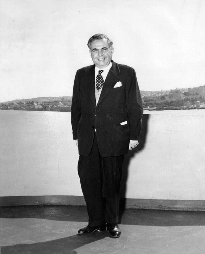 Ο Μιχαήλ Γ. Πετρίδης, δήμαρχος Ρόδου από το 1955 έως το 1966, χαμογελά στον φακό