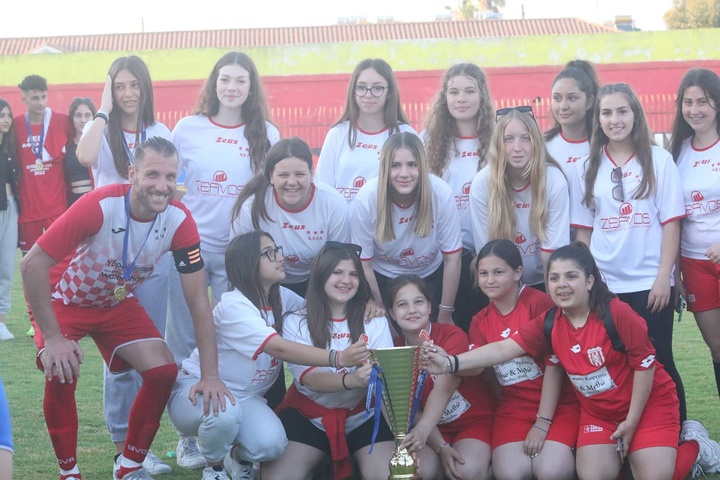 Νεαρές κοπέλες του ΑΕΡΑ χαίρονται για την κατάκτηση του κυπέλλου μαζί με τον αρχηγό της ομάδας Μιχάλη Φυλακούρη