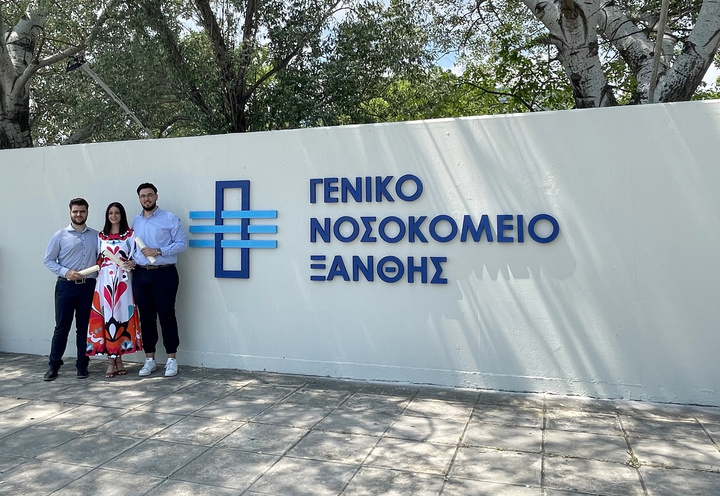 Ο Κωνσταντίνος Αντωνίου, η Ηλέκτρα Διαμαντή και ο Θεοδόσης Νικηταράς στην είσοδο του Γ.Ν. Ξάνθης