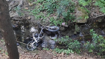 Εγκαταλελειμμένο μηχανάκι στο ποτάμι του πάρκου Ροδινίου