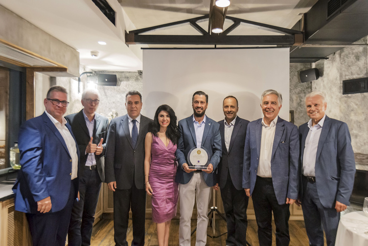 Από τα αριστερά: • Γιώργος Σπάρταλης – Επιθεωρητής Σήματος “Boutique Hotel”  • Δημήτρης Καπετάνος - Διευθυντής ΕΟΤ Ρόδου • Μάνος Κόνσολας - Βουλευτής Δωδεκανήσου • Βίκυ Σαρικά – Operations Manager  • Μιχάλης Μοσκιού – Ιδιοκτήτης Ξενοδοχείου και της Mosq & Associates • Ιωάννης Πάππου - Πρόεδρος ΕΒΕΔ • Βασίλης Υψηλάντης - Βουλευτής Δωδεκανήσου • Γιώργος Ματσίγκος - Πρόεδρος Συλλόγου Διευθυντών Ξενοδοχείων Ρόδου / General Manager των Atrium Hotels