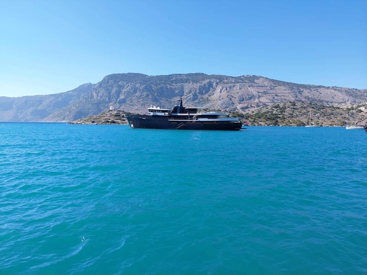Το ιδιωτικό σκάφος που μεταφέρει την οικογένεια Αντετοκούνμπο έχει αγκυροβολήσει ανοιχτά του Πανορμίτη