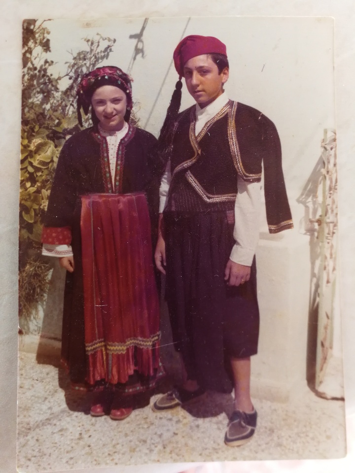 Ο Giovanni και η αδερφή του Martha, με τις καρπάθικες παραδοσιακές στολές, το 1973 που η οικογένεια επέστρεψε για πρώτη φορά