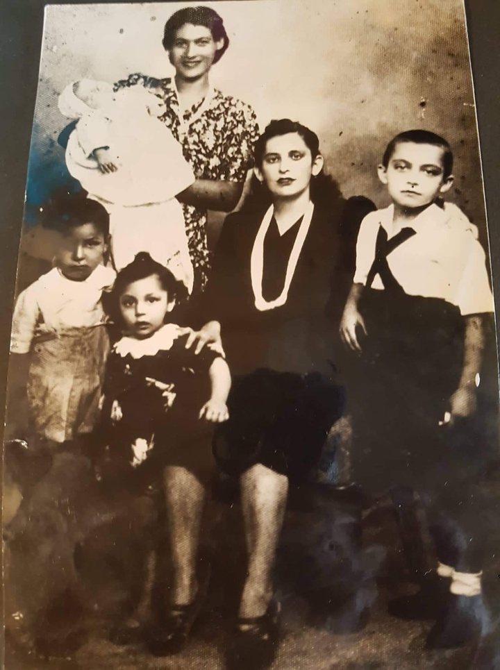 Κάτω αριστερά o μπαμπάς Mario σε παιδική ηλικία. Οικογενειακή φωτογραφία από τη ζωή στη Ρόδο. Πάνω αριστερά η γιαγιά Italia