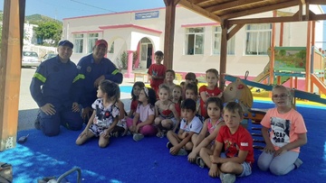 Οι πυροσβέστες μαζί με τα παιδιά στο νηπιαγωγείο Καλάθου