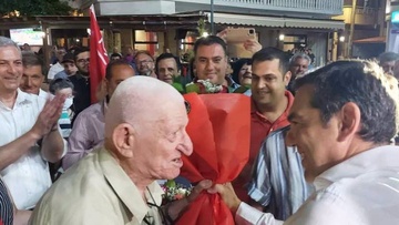 Ο 95χρονος οπαδός του Αλέξη Τσίπρα στη Ρόδο