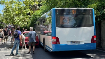 Τα παράνομα σταθμευμένα οχήματα «πνίγουν» καθημερινά το κέντρο της Ρόδου