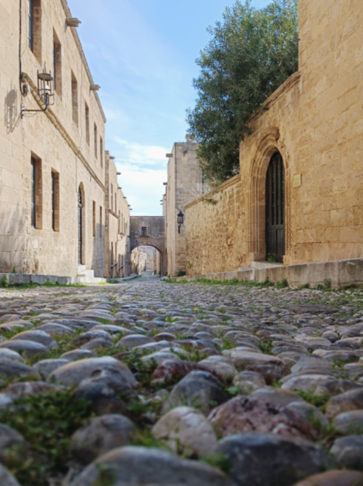 Andreas Nikolakakis En marchant sur les cailloux, on rend la vie différente! Walking on the pebbles makes life different!